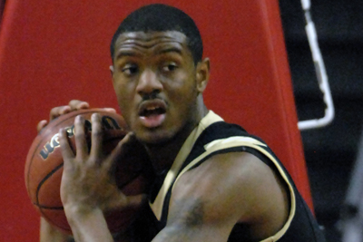 BRYANT FALLS, 90-60, TO SACRED HEART IN FINAL GAME OF THE SEASON