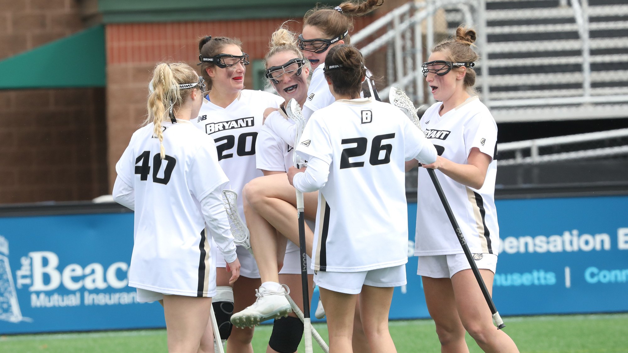 Dawgs dominate Vermont in 21-10 victory